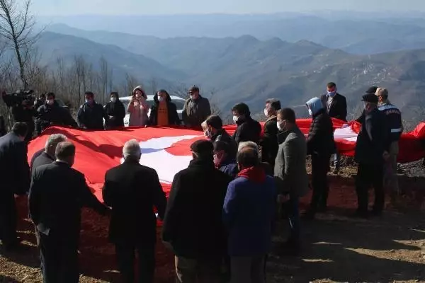 Gürgentepe'de 40 mahallenin görebileceği noktaya dev Türk bayrağı