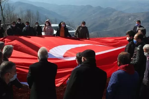 Gürgentepe'de 40 mahallenin görebileceği noktaya dev Türk bayrağı