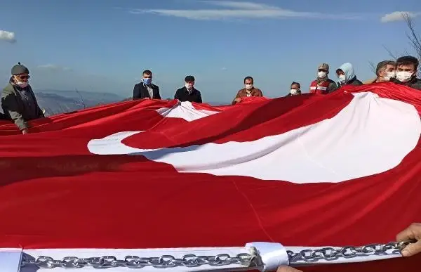 Gürgentepe'de 40 mahallenin görebileceği noktaya dev Türk bayrağı
