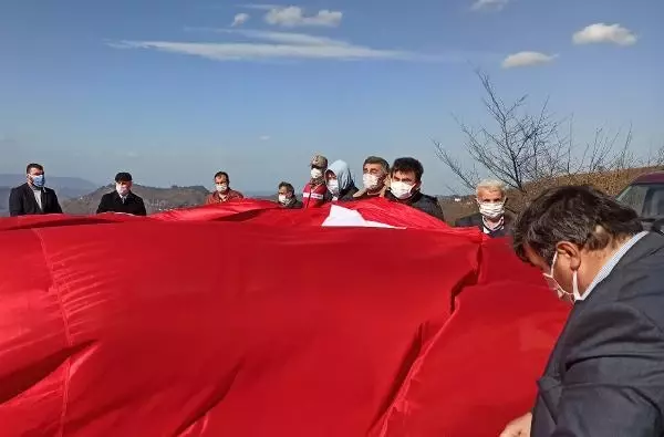 Gürgentepe'de 40 mahallenin görebileceği noktaya dev Türk bayrağı