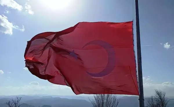 Gürgentepe'de 40 mahallenin görebileceği noktaya dev Türk bayrağı