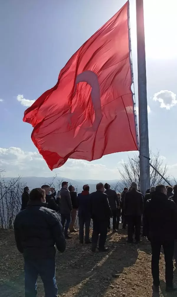 Gürgentepe'de 40 mahallenin görebileceği noktaya dev Türk bayrağı
