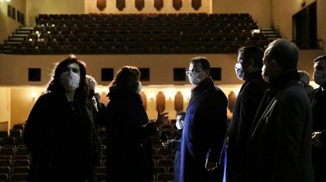 İstanbul kara teslimken İBB Başkanı İmamoğlu tiyatro salonunda incelemelerde bulundu