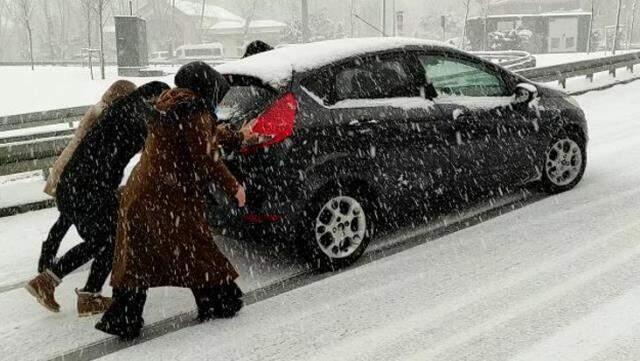 İstanbul kara teslimken İBB Başkanı İmamoğlu tiyatro salonunda incelemelerde bulundu İstanbul kara teslimken İBB Başkanı İmamoğlu tiyatro salonunda incelemelerde bulundu