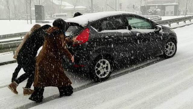 İstanbul kara teslimken İBB Başkanı İmamoğlu tiyatro salonunda incelemelerde bulundu