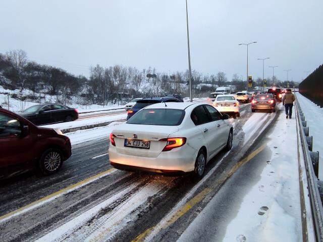 İstanbul'u etkisi altına alan kar, eziyete dönüştü! Trafik yoğunluğu %70'i geçti İstanbul'u etkisi altına alan kar, eziyete dönüştü! Trafik yoğunluğu %70'i geçti