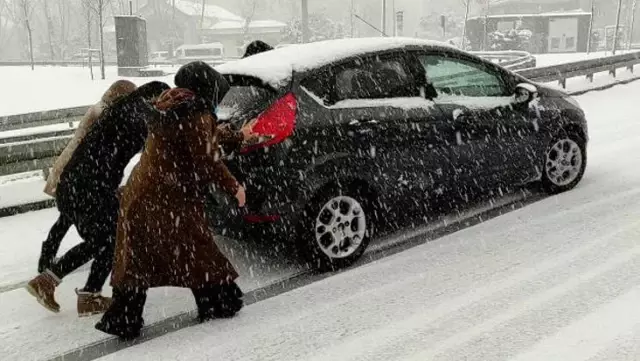 İstanbul'u etkisi altına alan kar, eziyete dönüştü! Trafik yoğunluğu %70'i geçti İstanbul'u etkisi altına alan kar, eziyete dönüştü! Trafik yoğunluğu %70'i geçti