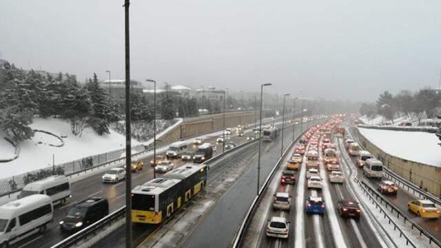 İstanbul'u etkisi altına alan kar, eziyete dönüştü! Trafik yoğunluğu %70'i geçti İstanbul'u etkisi altına alan kar, eziyete dönüştü! Trafik yoğunluğu %70'i geçti
