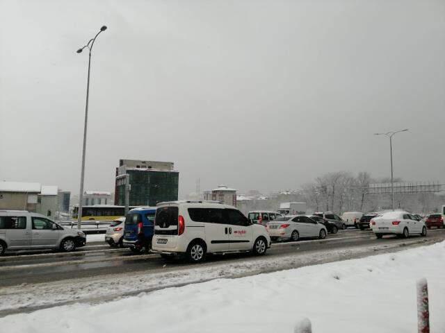 İstanbul'u etkisi altına alan kar, eziyete dönüştü! Trafik yoğunluğu %70'e ulaştı İstanbul'u etkisi altına alan kar, eziyete dönüştü! Trafik yoğunluğu %70'e ulaştı