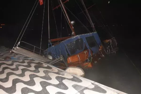İzmir'de fırtına; ağaçlar devrildi, çatılar uçtu, araçlar zarar gördü (2) İzmir'de fırtına; ağaçlar devrildi, çatılar uçtu, araçlar zarar gördü (2)