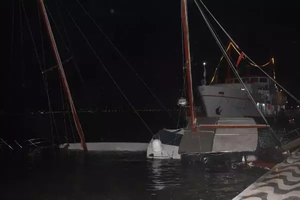 İzmir'de fırtına; ağaçlar devrildi, çatılar uçtu, araçlar zarar gördü (2) İzmir'de fırtına; ağaçlar devrildi, çatılar uçtu, araçlar zarar gördü (2)