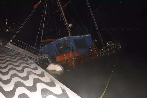 İzmir'de fırtına; ağaçlar devrildi, çatılar uçtu, araçlar zarar gördü (2) İzmir'de fırtına; ağaçlar devrildi, çatılar uçtu, araçlar zarar gördü (2)