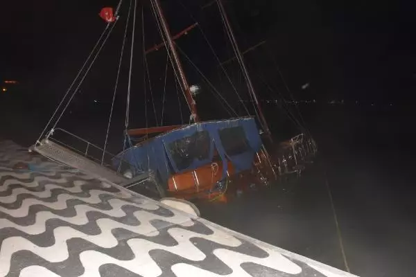 İzmir'de fırtına; ağaçlar devrildi, çatılar uçtu, araçlar zarar gördü (2) İzmir'de fırtına; ağaçlar devrildi, çatılar uçtu, araçlar zarar gördü (2)