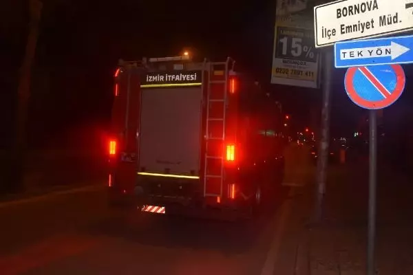 İzmir'de fırtına; ağaçlar devrildi, çatılar uçtu, araçlar zarar gördü (2) İzmir'de fırtına; ağaçlar devrildi, çatılar uçtu, araçlar zarar gördü (2)