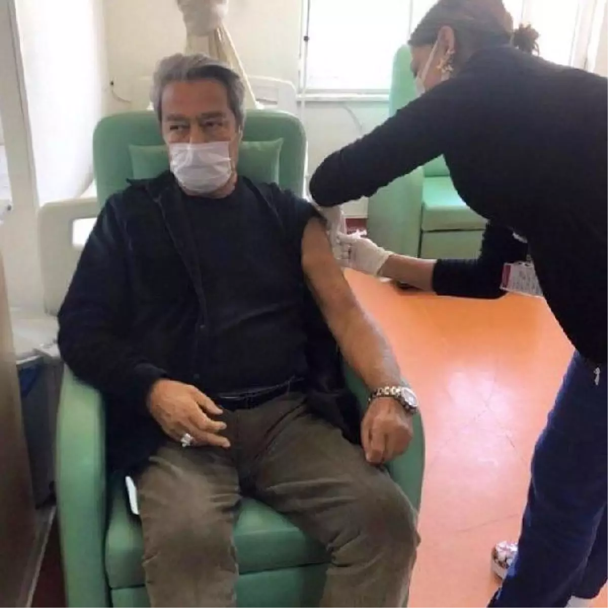 Kadir İnanır koronavirüs aşısı oldu