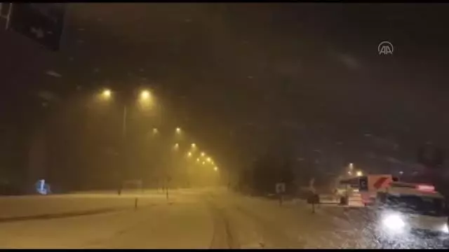 KAHRAMANMARAŞ - Elbistan-Göksun kara yolu yoğun kar yağışı nedeniyle ulaşıma kapandı