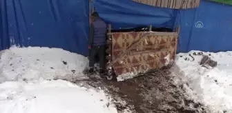 Göksun: KAHRAMANMARAŞ - Kar yağışı nedeniyle bir ahırın çatısı çöktü, 5 hayvan telef oldu Göksun: KAHRAMANMARAŞ - Kar yağışı nedeniyle bir ahırın çatısı çöktü, 5 hayvan telef oldu