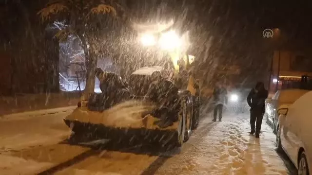 Kar nedeniyle Adana-Pozantı-Ankara otoyolunda sürücüler zor anlar yaşadı Kar nedeniyle Adana-Pozantı-Ankara otoyolunda sürücüler zor anlar yaşadı