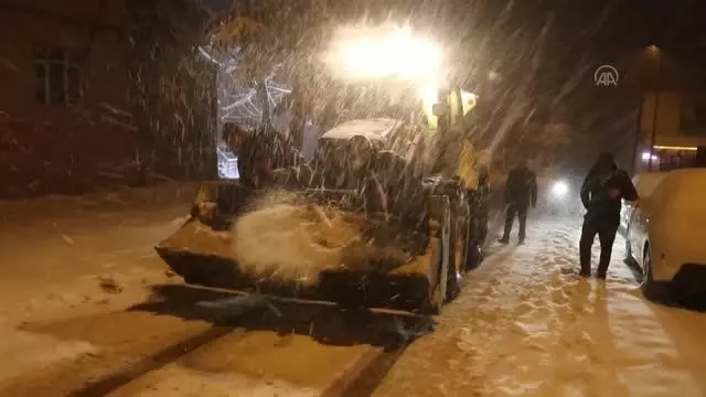 Kar nedeniyle Adana-Pozantı-Ankara otoyolunda sürücüler zor anlar yaşadı Kar nedeniyle Adana-Pozantı-Ankara otoyolunda sürücüler zor anlar yaşadı