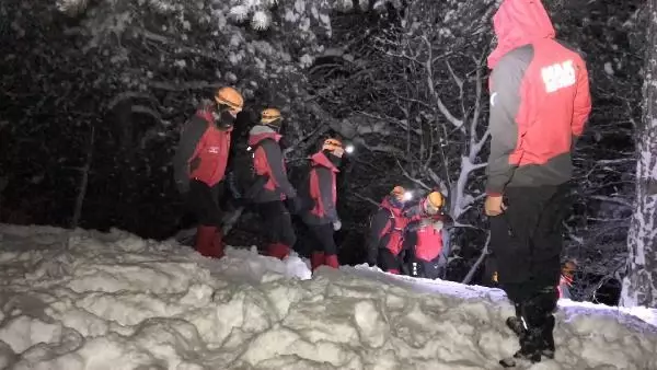 'Kayak yapmaya gidiyorum' diyerek evden çıkan doktor, ormanda serum düzeneğiyle intihar etti 'Kayak yapmaya gidiyorum' diyerek evden çıkan doktor, ormanda serum düzeneğiyle intihar etti