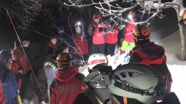'Kayak yapmaya gidiyorum' diyerek evden çıkan doktor, ormanda serum düzeneğiyle intihar etti 'Kayak yapmaya gidiyorum' diyerek evden çıkan doktor, ormanda serum düzeneğiyle intihar etti