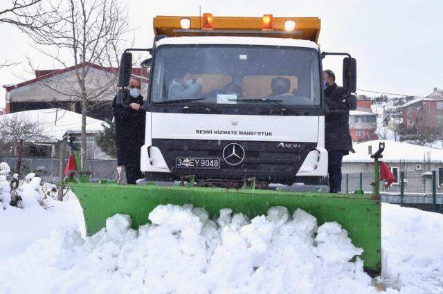 Sancaktepe Belediye Başkanı Şeyma Döğücü direksiyon başına geçti, kar küreme çalışmalarını takip etti