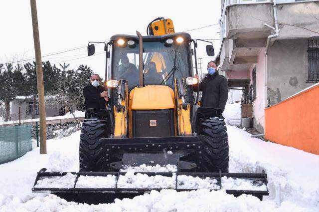 Sancaktepe Belediye Başkanı Şeyma Döğücü direksiyon başına geçti, kar küreme çalışmalarını takip etti
