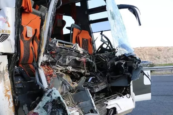 Son dakika haberleri! Şanlıurfa'da yolcu otobüsü, park halindeki kamyona çarptı: 3 ölü, 41 yaralı (2)- Yeniden Son dakika haberleri! Şanlıurfa'da yolcu otobüsü, park halindeki kamyona çarptı: 3 ölü, 41 yaralı (2)- Yeniden