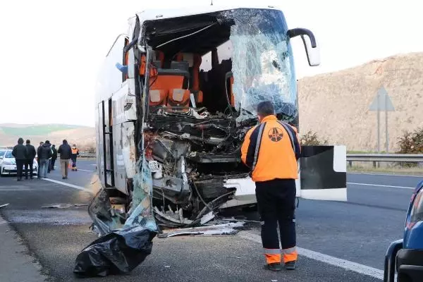 Son dakika haberleri! Şanlıurfa'da yolcu otobüsü, park halindeki kamyona çarptı: 3 ölü, 41 yaralı (2)- Yeniden Son dakika haberleri! Şanlıurfa'da yolcu otobüsü, park halindeki kamyona çarptı: 3 ölü, 41 yaralı (2)- Yeniden