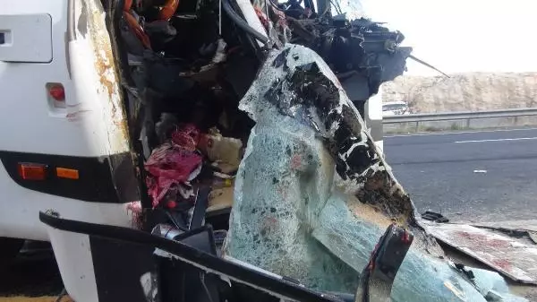 Son dakika haberleri! Şanlıurfa'da yolcu otobüsü, park halindeki kamyona çarptı: 3 ölü, 41 yaralı (2)- Yeniden Son dakika haberleri! Şanlıurfa'da yolcu otobüsü, park halindeki kamyona çarptı: 3 ölü, 41 yaralı (2)- Yeniden
