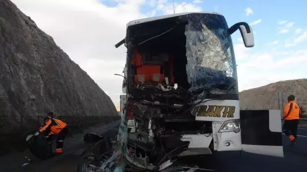 Son dakika haberleri! Şanlıurfa'da yolcu otobüsü, park halindeki kamyona çarptı: 3 ölü, 41 yaralı (2)- Yeniden Son dakika haberleri! Şanlıurfa'da yolcu otobüsü, park halindeki kamyona çarptı: 3 ölü, 41 yaralı (2)- Yeniden