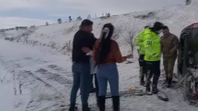 Şarampole devrilen otomobildeki 4 kişi yaralandı Şarampole devrilen otomobildeki 4 kişi yaralandı