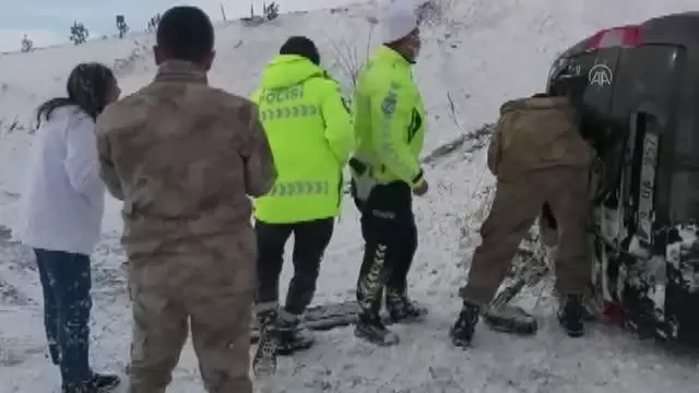 Şarampole devrilen otomobildeki 4 kişi yaralandı Şarampole devrilen otomobildeki 4 kişi yaralandı