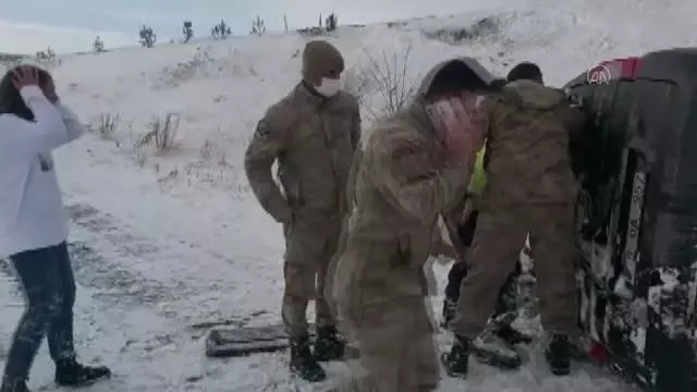 Şarampole devrilen otomobildeki 4 kişi yaralandı Şarampole devrilen otomobildeki 4 kişi yaralandı