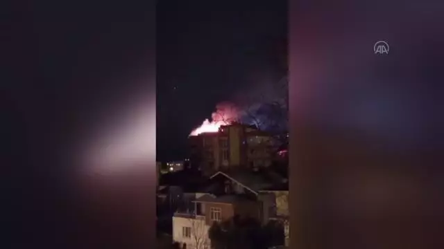 Son dakika haberi: 4 katlı apartmanın çatısında yangın çıktı Son dakika haberi: 4 katlı apartmanın çatısında yangın çıktı
