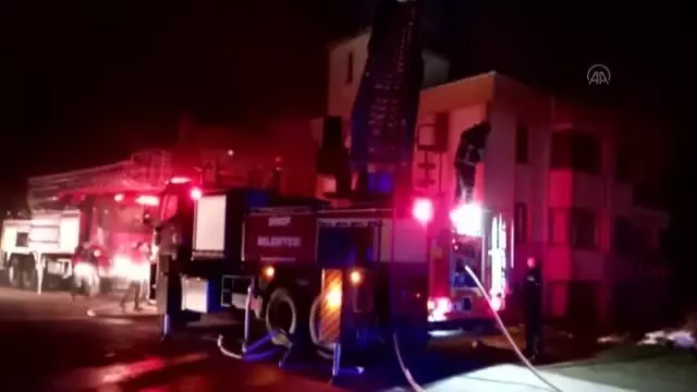 Son dakika haberi: 4 katlı apartmanın çatısında yangın çıktı Son dakika haberi: 4 katlı apartmanın çatısında yangın çıktı