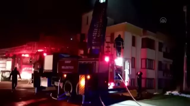 Son dakika haberi: 4 katlı apartmanın çatısında yangın çıktı Son dakika haberi: 4 katlı apartmanın çatısında yangın çıktı