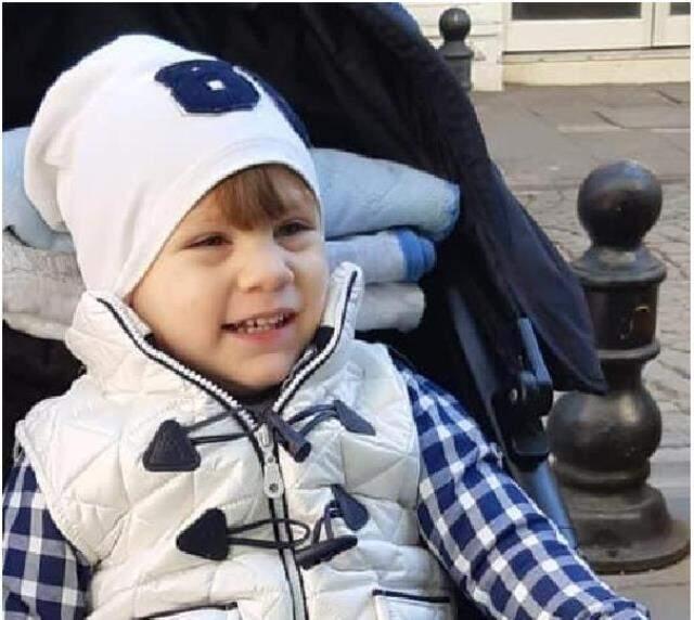 4 yaşındaki oğullarıyla birlikte evlerinde katledilen Tokkal ailesi son yolculuğuna uğurlanıyor 4 yaşındaki oğullarıyla birlikte evlerinde katledilen Tokkal ailesi son yolculuğuna uğurlanıyor