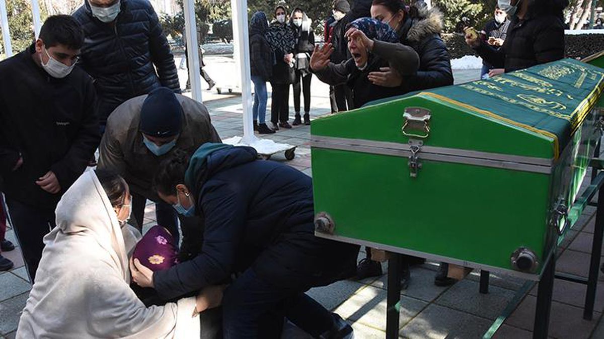 4 yaşındaki oğullarıyla birlikte evlerinde katledilen Tokkal ailesi son yolculuğuna uğurlandı