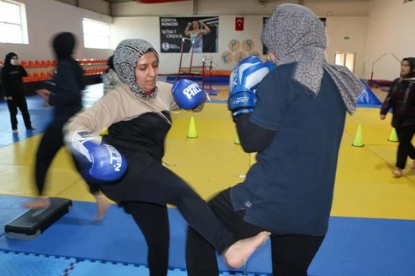 Adıyamanlı kadınlar, şiddete karşı 'kick boks' öğreniyor