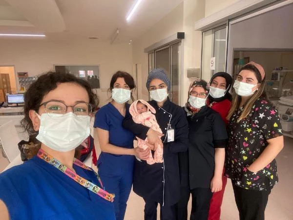 Afgan annenin hastanede bıraktığı bebeğe sağlıkçılar sahip çıktı