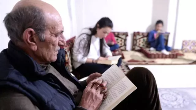 Aksaray'da 1 saat içinde on binlerce kitap okundu Aksaray'da 1 saat içinde on binlerce kitap okundu