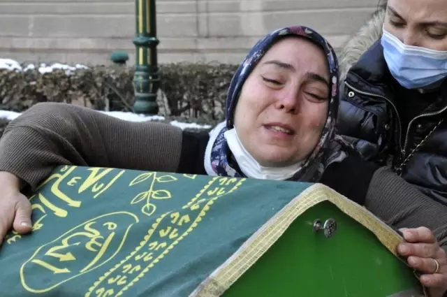 ESKİŞEHİR - Öldürülen anne baba ve dört yaşındaki oğlu toprağa verildi ESKİŞEHİR - Öldürülen anne baba ve dört yaşındaki oğlu toprağa verildi