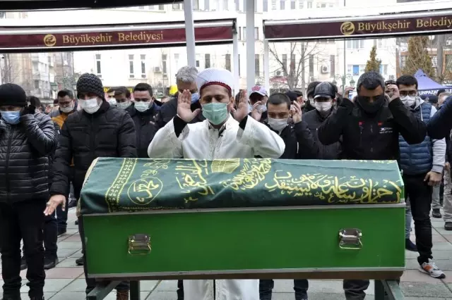 ESKİŞEHİR - Öldürülen anne baba ve dört yaşındaki oğlu toprağa verildi ESKİŞEHİR - Öldürülen anne baba ve dört yaşındaki oğlu toprağa verildi