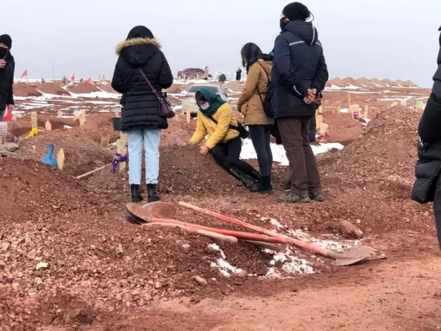 ESKİŞEHİR - Öldürülen anne baba ve dört yaşındaki oğlu toprağa verildi ESKİŞEHİR - Öldürülen anne baba ve dört yaşındaki oğlu toprağa verildi