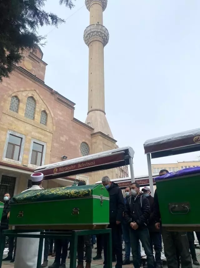 ESKİŞEHİR - Öldürülen anne baba ve dört yaşındaki oğlu toprağa verildi ESKİŞEHİR - Öldürülen anne baba ve dört yaşındaki oğlu toprağa verildi