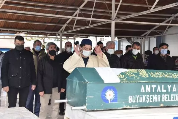Antalya'nın konuştuğu cinnette, çiftin aşkları magazin dergisine kapak olmuş (3) Antalya'nın konuştuğu cinnette, çiftin aşkları magazin dergisine kapak olmuş (3)