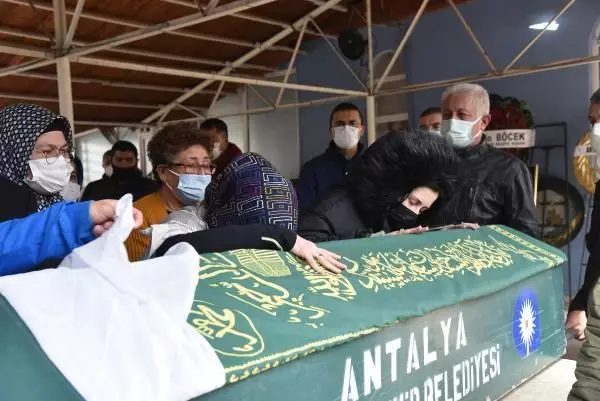 Antalya'nın konuştuğu cinnette, çiftin aşkları magazin dergisine kapak olmuş (3) Antalya'nın konuştuğu cinnette, çiftin aşkları magazin dergisine kapak olmuş (3)
