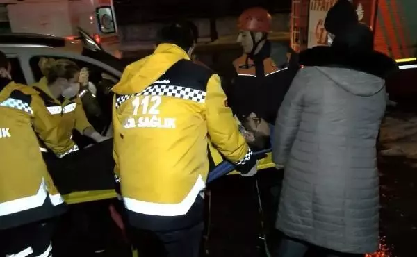 Ataşehir'de cip ile minibüs kafa kafaya çarpıştı Ataşehir'de cip ile minibüs kafa kafaya çarpıştı