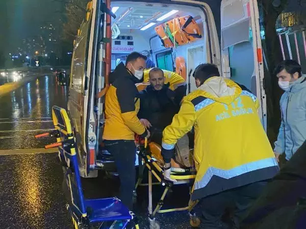Ataşehir'de cip ile minibüs kafa kafaya çarpıştı Ataşehir'de cip ile minibüs kafa kafaya çarpıştı